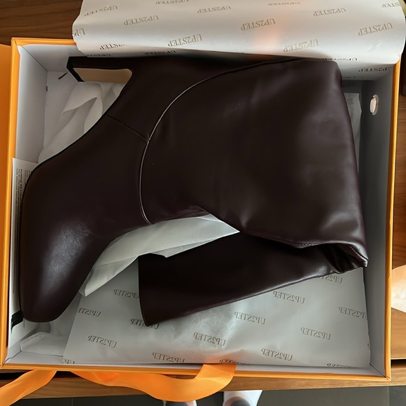Burgundy knee high heeled boots, size 8 - Picture 3 of 5